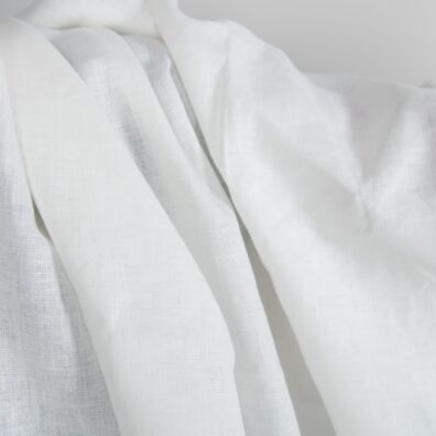 Hustá biela (mliečna farba) ľanová látka vhodná na šitie odevov a bytového textilu