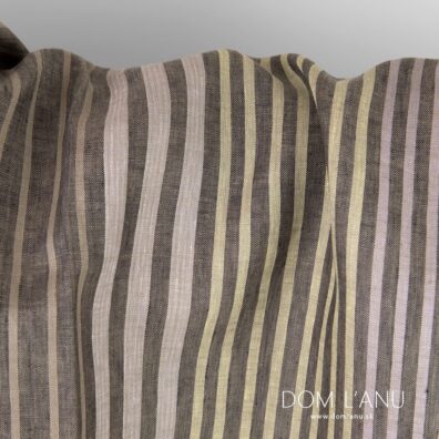 Farba: Viacfarebná šedá, žltkastá, biela a fialová