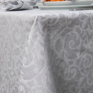 Žakárový svetlosivý ľanovo-bavlnený obrus s polyesterovými niťami striebornej farby