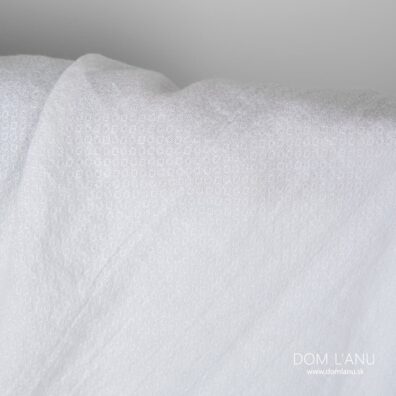 Žiarivá biela praná ľanová látka s malými diamantmi.
