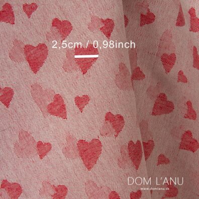 Z jednej strany je látka ružová zdobená červenými srdiečkami a z druhej je červená zdobená hnedo červenými srdiečkami