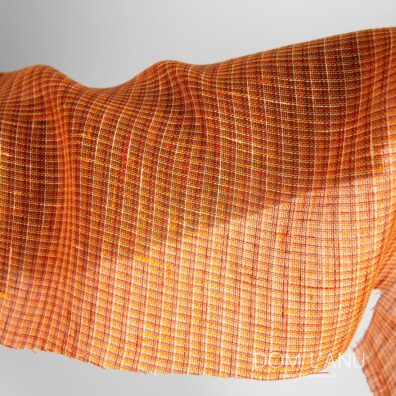 Farba: Niekoľko odtieňov oranžovej, červenej, hnedej a béžovej