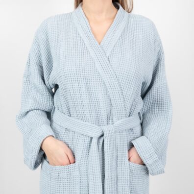 Poloľanový "vaflový" župan ľadovej farby sa zaviaže opaskom