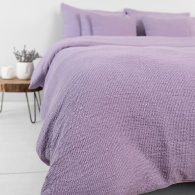 Lila obliečka na perinu so zipsom, obojstranná: z jednej strany hladká látka, z druhej strany "vaflová"