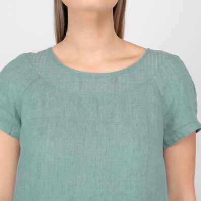 Ľanové zelenkavé šaty detail z riedkej látky okolo okrúhleho výstrihu