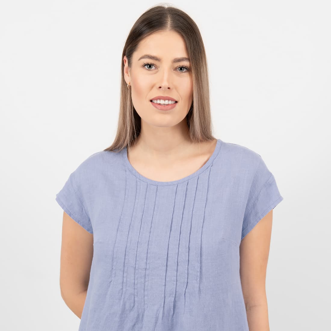 Ľanové svetlomodré šaty s jemnými záhybmi vpredu