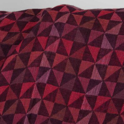 Ľanová žakárová látka v tmavočervených trojuholníkoch, praná na odevy a bytový textil