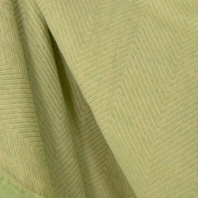 Ľanovo-bavlnená látka so žltozeleným vzorom „rybia kosť“ praná na odevy a bytový textil