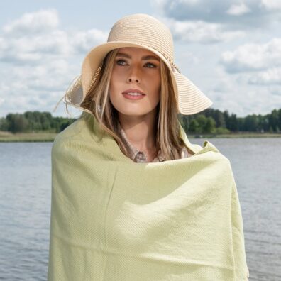 Poloľanový plážový uterák svetlozelený so strapcami